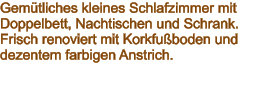 Gemütliches kleines Schlafzimmer mit Doppelbett, Nachtischen und Schrank.  Frisch renoviert mit Korkfußboden und dezentem farbigen Anstrich.